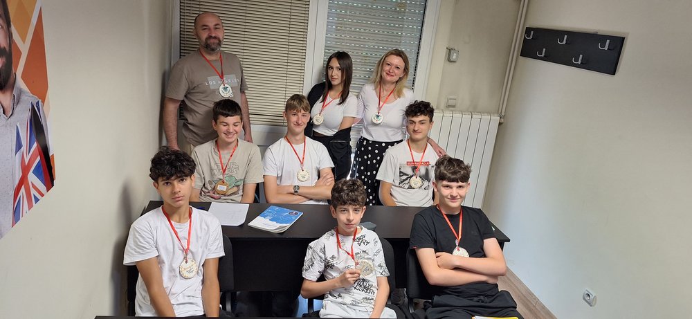 Predavači i učenici Šampiona male mature sa medaljama